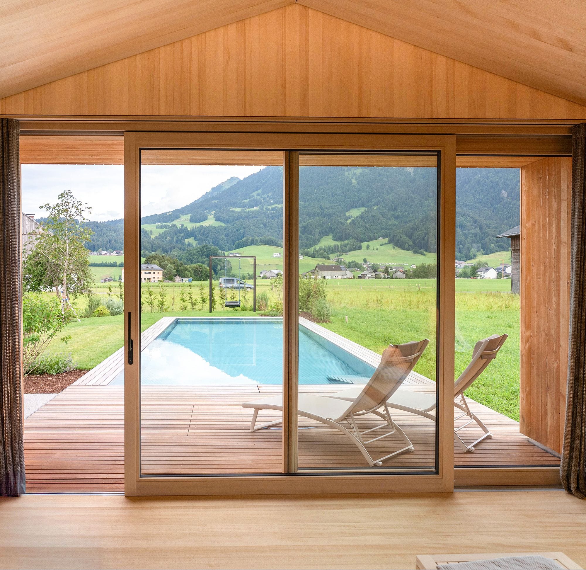 Badehaus mit Holz-Hebeschiebetür