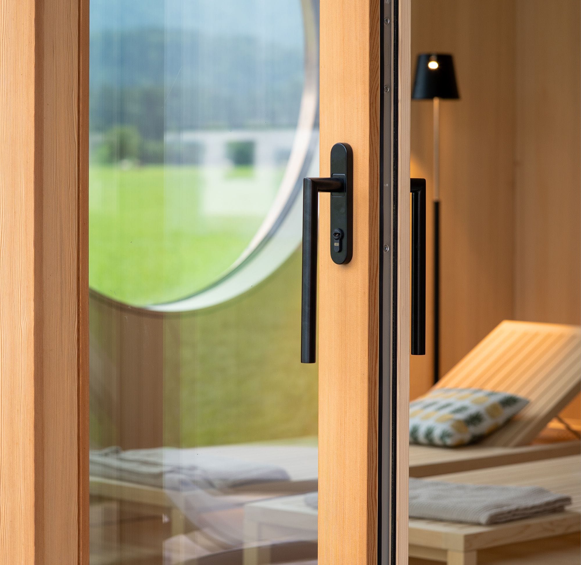 Badehaus mit Holz-Hebeschiebetür