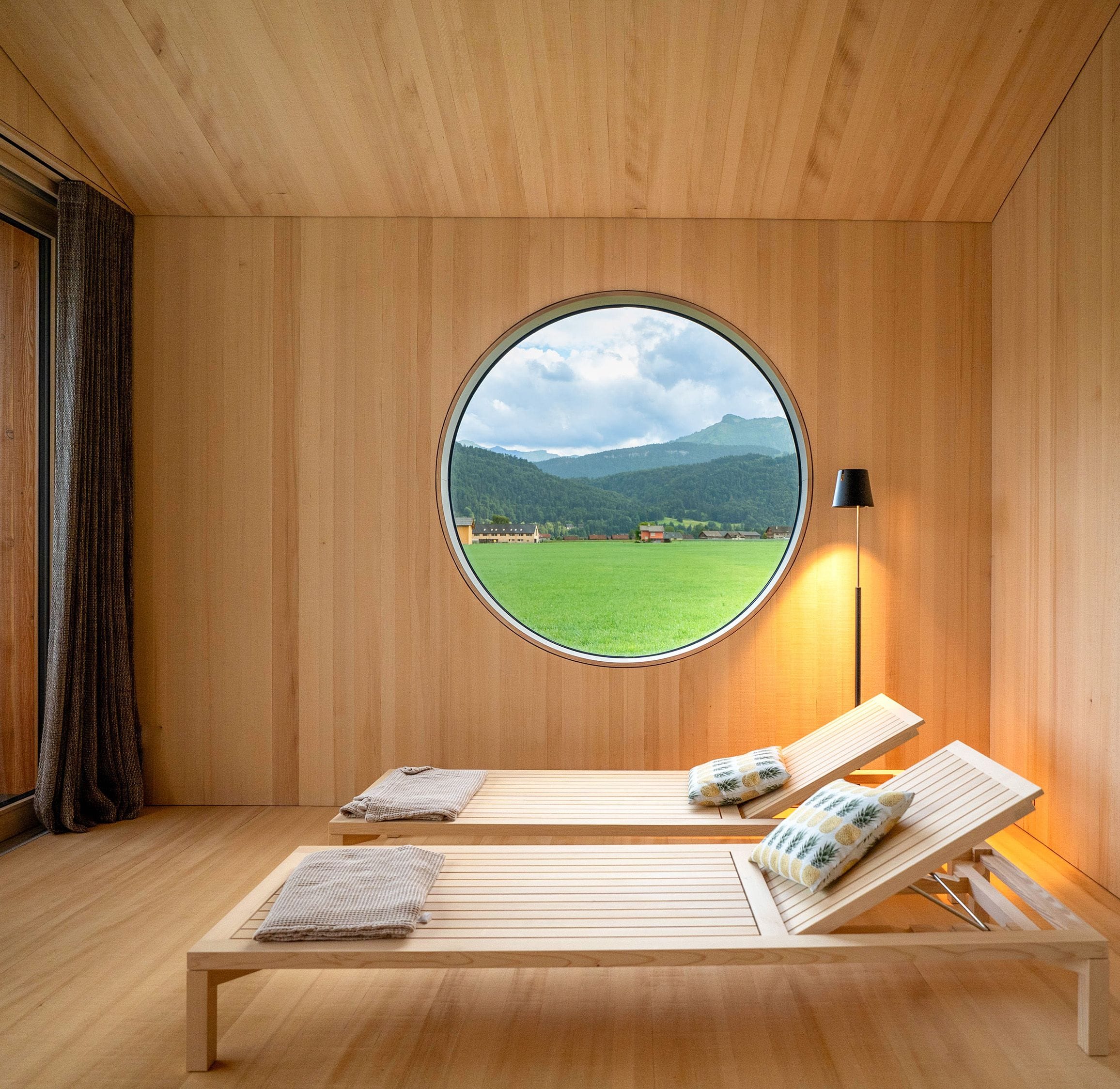 Badehaus mit Holz-Rundfenster